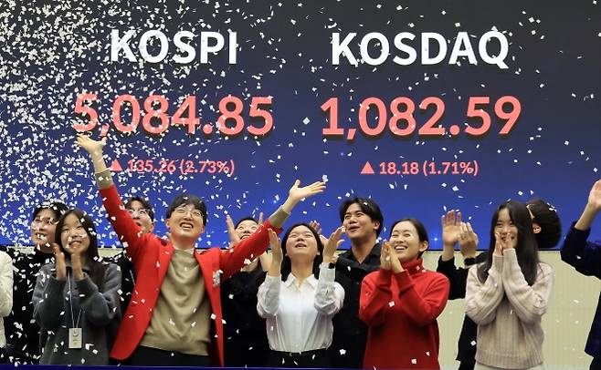 코스피 5,000 코스닥 1,000 동시 돌파 - 코스피가 종가 기준 5,000포인트, 코스닥이 1,000포인트를 돌파한 27일 서울 여의도 KRX 한국거래소에서 직원들이 축하 세리머니를 하고 있다. 이날 하이닉스는 80만원을 돌파했고 삼성전자는 16만원을 목전에 두고 마감했다. 2026.1.27 연합뉴스
