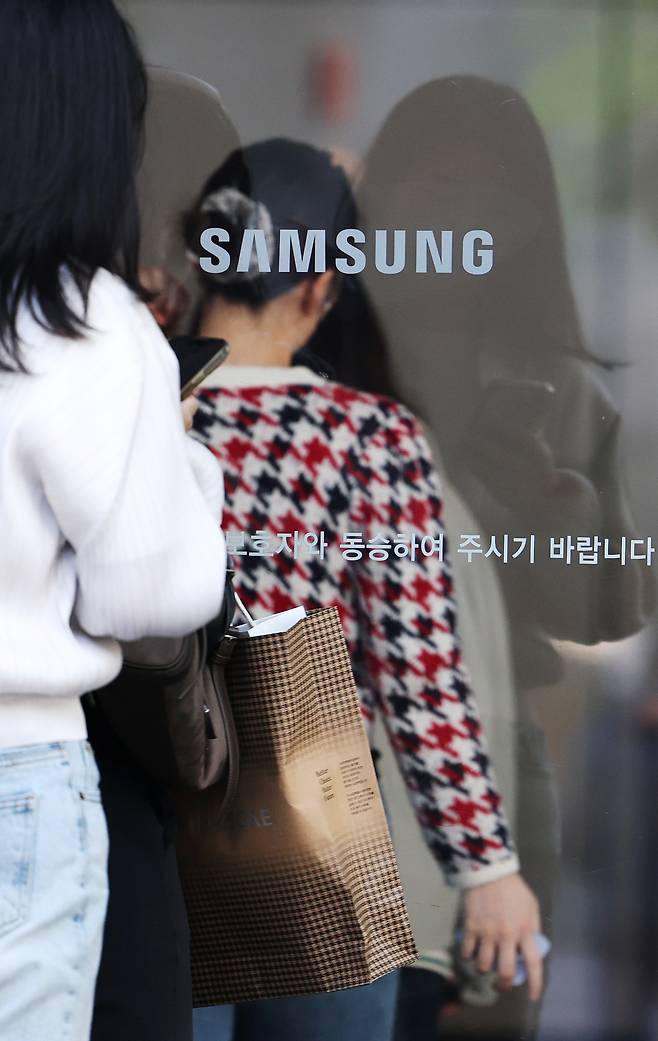 삼성전자가 올해 1분기 영업이익이 57조 2328억 원으로 지난해 동기보다 756.1% 증가한 것으로 잠정 집계됐다고 공시한 30일 서울 삼성전자 서초사옥에서 직원들이 출근하고 있다. 연합뉴스