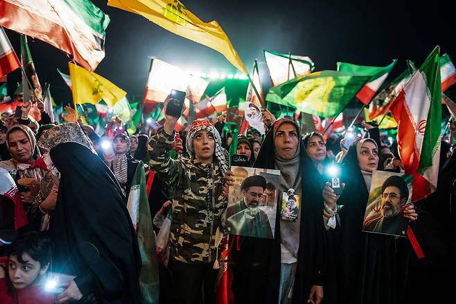 29일(현지 시간) 이란 수도 테헤란에서 시민들이 모즈타바 하메네이 이란 최고 지도자의 사진을 들고 시위를 벌이고 있다. UPI연합뉴스