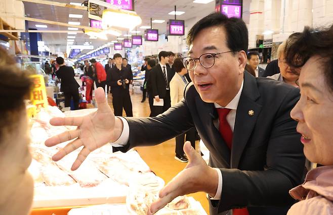 송언석 국민의힘 원내대표가 30일 서울 동작구 노량진수산시장을 방문해 상인들과 인사하며 민심을 청취하고 있다. 오승현 기자