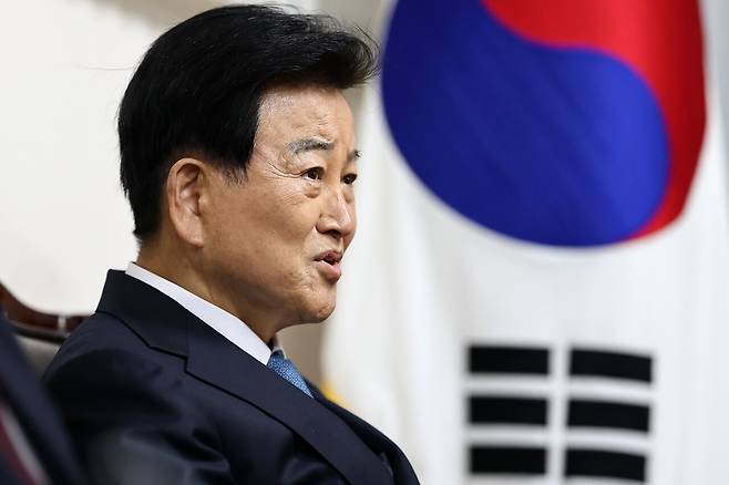 4월23일 서울 종로 수운회관에서 박인준 한국종교인평화회의(KCRP) 대표회장을 예방하고 있는 정동영 통일부 장관. ⓒ연합뉴스