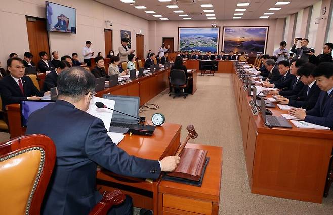 국회 국토교통위원회 맹성규 위원장이 4월16일 국회에서 열린 국토교통위원회 전체회의에서 상정된 안건을 의결하고 있다. ⓒ연합뉴스