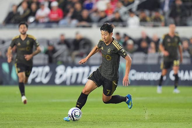 LAFC 손흥민이 30일(한국 시간) BMO스타디움서 열린 톨루카와 CONCACAF 챔피언스컵 4강 1차전서 돌파를 시도하고 있다. LA｜AP뉴시스