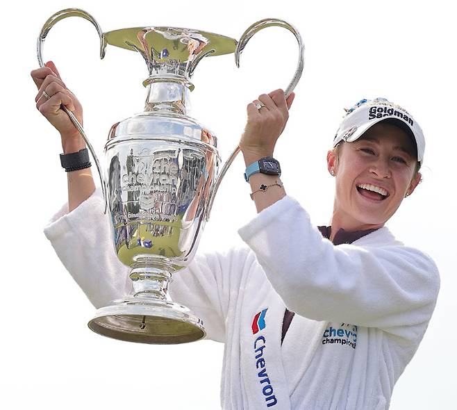 넬리 코르다가 지난 27일 끝난 LPGA투어 시즌 첫 메이저 대회 셰브론 챔피언십에서 우승한 뒤 우승 트로피를 들어올리며 활짝 웃고 있다. 게티이미지코리아