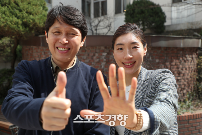 2018년 우리은행 통합 6연패를 이끈 위성우 감독과 당시 주장이었던 임영희가 스포츠경향과 인터뷰에서 6연패 포즈를 취하고 있다. 이석우 기자