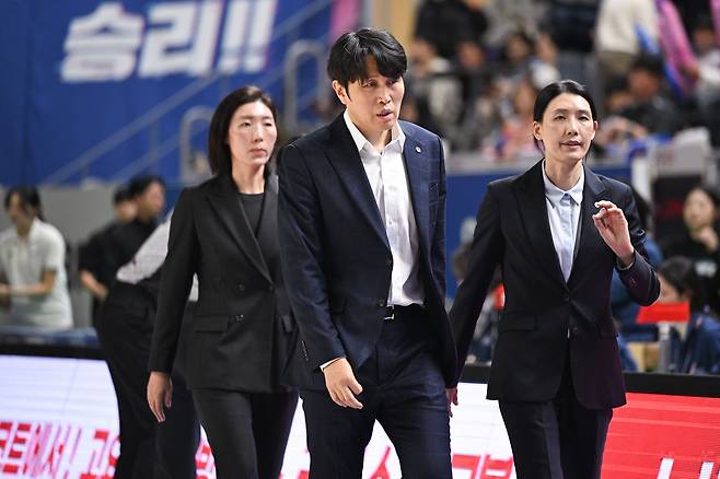 오랜 기간 우리은행에서 코칭스태프로 호흡을 맞췄던 위성우 감독(가운데)과 전주원(오른쪽), 임영희 코치 체제가 막을 내린다. WKBL 제공