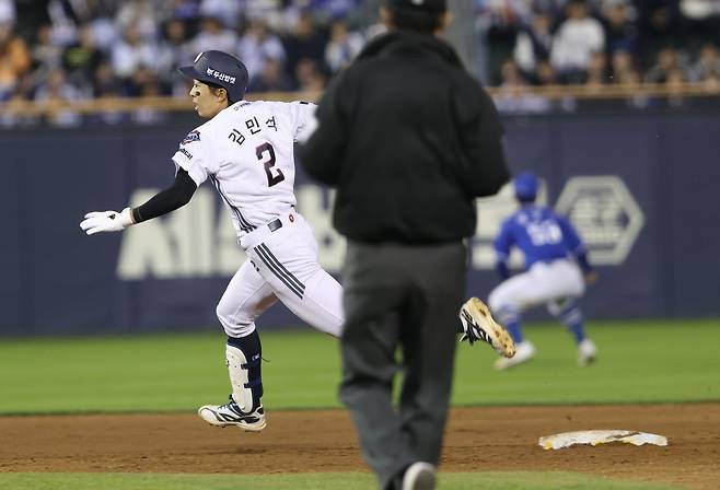 두산 김민석이 지난 29일 잠실 삼성전에서 4회 좌중간 2루타를 때리고 2루를 돌아 3루까지 노려보고 있다. 두산 베어스 제공