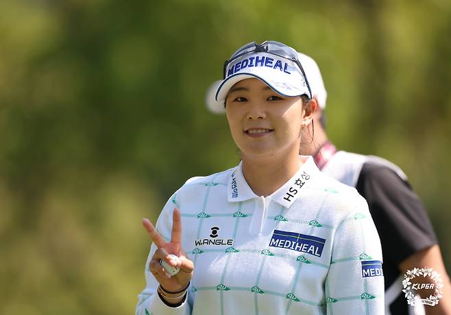 이다연이 30일 충북 음성군 레인보우힐스 컨트리클럽에서 개막한 KLPGA 투어 DB 위민스 챔피언십 1라운드 도중 17번 홀에서 버디를 잡은 뒤 손으로 ‘V’를 그려보이고 있다. KLPGA 제공
