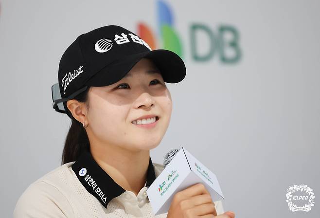 고지원이 30일 충북 음성군 레인보우힐스 컨트리클럽에서 열린 KLPGA 투어 DB 위민스 챔피언십 1라운드를 마친 뒤 기자회견을 하고 있다. KLPGA 제공