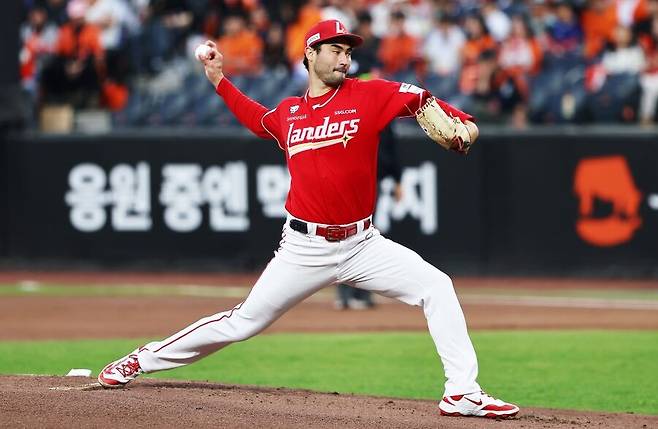 ▲ 29일 대전 한화전에 선발 등판했으나 5회 투구를 준비 도중 어깨에 타이트함을 느껴 강판된 미치 화이트 ⓒSSG랜더스
