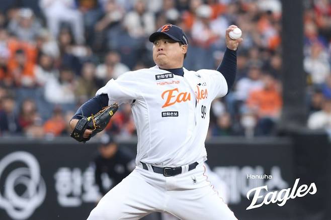 ▲&nbsp; 5회까지 퍼펙트 행진을 펼치다 6회 최지훈의 기습번트로 퍼펙트가 깨진 류현진은 이후 연속 소나기 안타를 맞으며 류현진은 5⅔이닝 6피안타 2볼넷 4탈삼진 6실점(4자책점)으로 경기를 마쳤다.&nbsp;ⓒ한화이글스