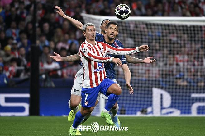 30일 스페인 마드리드에서 열린 2025-2026 유럽축구연맹(UEFA) 챔피언스리그 4강 1차전에서 볼 경합을 펼치고 있는 아틀레티코 마드리드와 아스널 선수들. /AFPBBNews=뉴스1