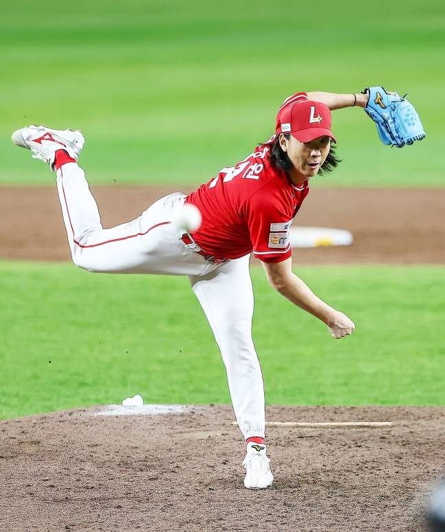 SSG 랜더스 문승원이 29일 한화 이글스와 원정경기에서 5회부터 등판해 역투를 펼치고 있다. /사진=SSG 랜더스 제공