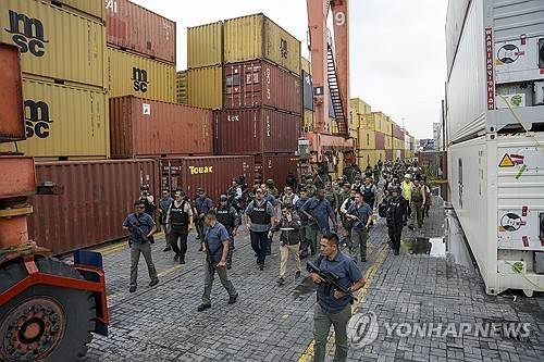 과야킬 항구에 배치된 에콰도르 군경 [EPA=연합뉴스]