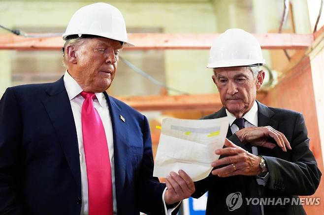 연준 청사 개보수 공사현장 방문한 트럼프 대통령과 파월 의장 [AP 연합뉴스 자료사진. 재판매 및 DB 금지]