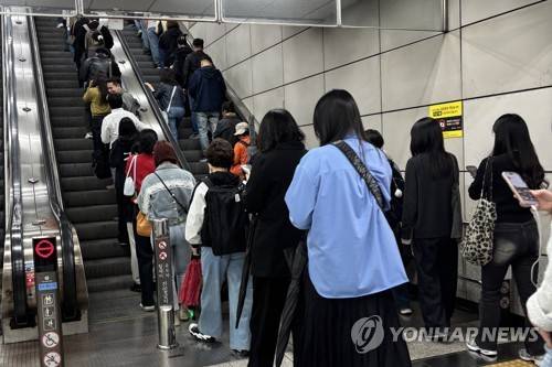 퇴근시간 에스컬레이터 한 줄 서기를 위해 오른쪽에 줄을 선 사람들 (서울=연합뉴스) 이진주 인턴기자 = 지난 27일 서울 지하철역에서 사람들이 한 줄 서기로 에스컬레이터를 이용하는 모습. 2026.4.30