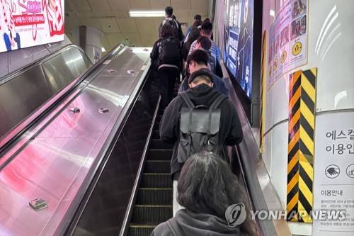한 줄 서기로 서 있는 사람들과 걸어 올라가는 사람들 (서울=연합뉴스) 이진주 인턴기자 = 지난 27일 서울 지하철역에서 사람들이 한 줄 서기로 에스컬레이터를 이용하는 모습. 2026.4.30