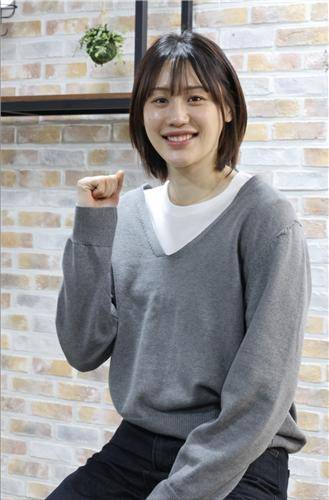 포즈 취하는 강이슬 (서울=연합뉴스) 최재구 기자 = 여자프로농구 청주 KB의 '슈터' 강이슬이 29일 서울 종로구 연합뉴스 사옥에서 인터뷰하고 있다. 2026.4.29
    jjaeck9@yna.co.kr