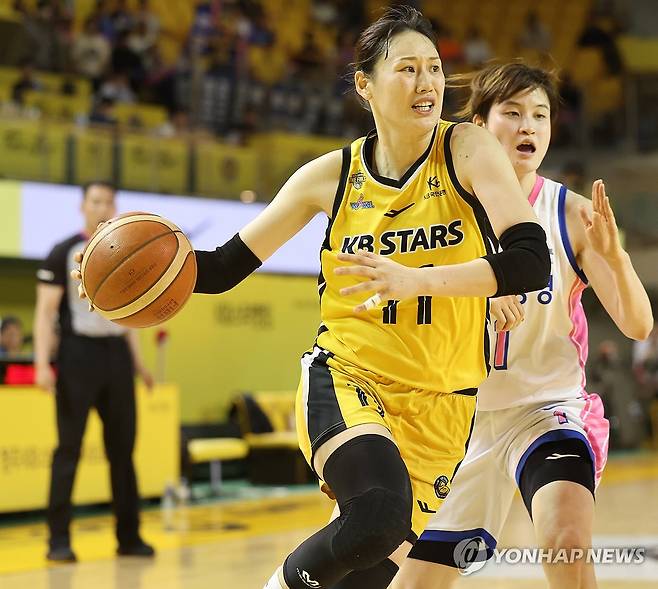 돌파하는 강이슬 (청주=연합뉴스) 이성민 기자 = 24일 청주체육관에서 열린 BNK금융 2025-2026 여자프로농구 KB스타즈와 삼성생명 블루밍스의 챔피언결정전 2차전. KB스타즈 강이슬이 드리블하고 있다. 2026.4.24 chase_arete@yna.co.kr