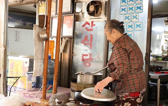 60여년간 운영해온 식당 마지막 영업을 하는 박화자씨 [촬영 강수환]