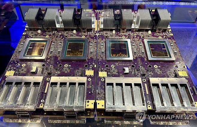 구글의 추론 특화 8세대 AI칩 'TPU 8i' 구글이 지난 22일(현지시간) 미국 라스베이거스 만달레이베이 컨벤션센터에서 개최한 '구글 클라우드 넥스트' 행사에서 공개한 8세대 인공지능(AI) 칩 'TPU 8i'. [연합뉴스 자료사진]