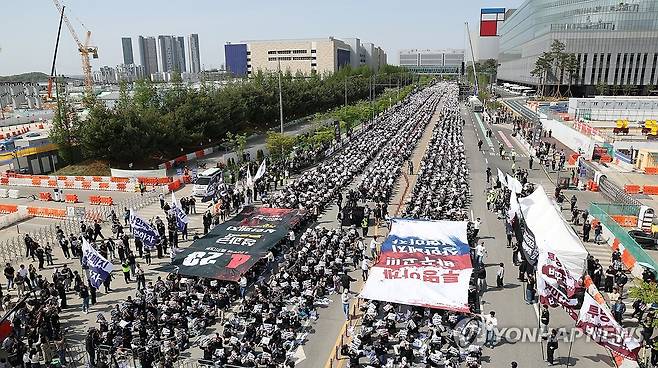 삼성전자 평택캠퍼스 앞에서 열린 투쟁 결의대회 (평택=연합뉴스) 홍기원 기자 = 23일 경기도 평택시 삼성전자 평택캠퍼스 앞에서 열린 삼성전자 노동조합 공동투쟁본부의 '투명하게 바꾸고, 상한폐지 실현하자-4/23 투쟁 결의대회'에서 조합원들이 구호를 외치고 있다. 2026.4.23 [공동취재] xanadu@yna.co.kr