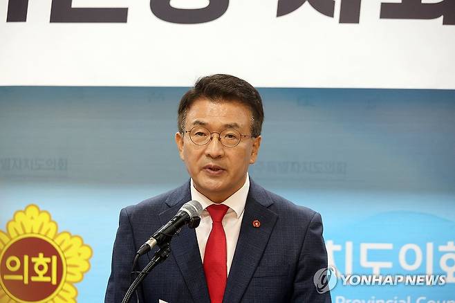서귀포시 보궐선거 출마 밝히는 국민의힘 고기철 제주도당위원장 (제주=연합뉴스) 고성식 기자 = 국민의힘 고기철 제주도당 위원장이 30일 제주도의회 도민카페에서 기자회견을 열어 위원장직을 내려놓고 6월 서귀포시에서 열리는 국회의원 보궐선거에 출마한다고 밝히고 있다. 2026.4.30. koss@yna.co.kr