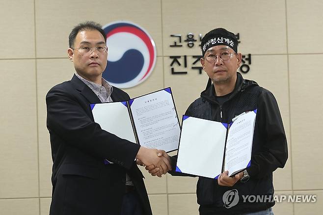 악수하는 화물연대와 BGF로지스 양측 (진주=연합뉴스) 정종호 기자 = 민주노총 공공운수노조 화물연대본부(화물연대)와 BGF로지스가 30일 오전 경남 진주시 고용노동부 진주지청에서 단체합의서 조인식을 했다. 사진은 이민재 BGF로지스 대표이사(왼쪽)와 김동국 화물연대 위원장이 기념 촬영을 하는 모습. 2026.4.30 jjh23@yna.co.kr