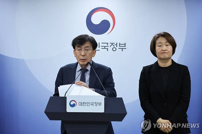 브리핑하는 정기현 의료혁신위원회 위원장 (서울=연합뉴스) 안정원 기자 = 정기현 의료혁신위원회 위원장이 30일 오후 서울 종로구 정부서울청사에서 제5차 의료혁신위원회 논의결과 및 향후 계획을 발표하고 있다. 2026.4.30 jeong@yna.co.kr