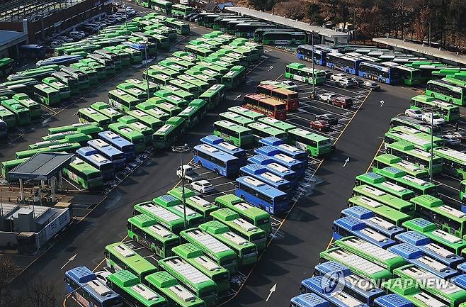 지난 1월 파업으로 멈춰선 버스 서울 시내버스가 파업한 올해 1월 14일 은평구 수색동 버스 차고지에 주차된 버스들. [연합뉴스 자료사진]