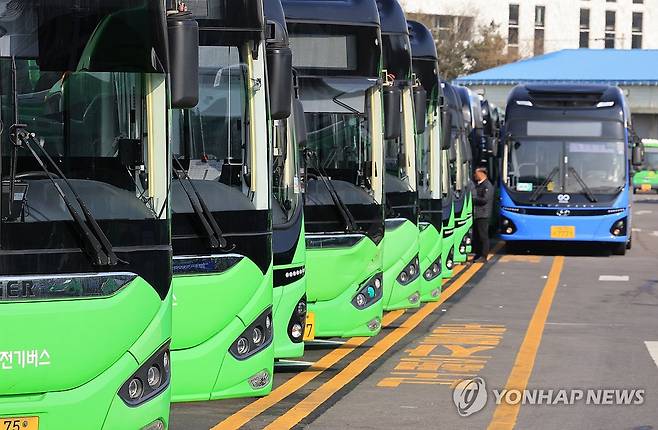 멈춰버린 시내버스 서울 시내버스가 파업한 올해 1월 14일 은평구 수색동 버스 차고지에 버스들이 주차된 모습. [연합뉴스 자료사진]