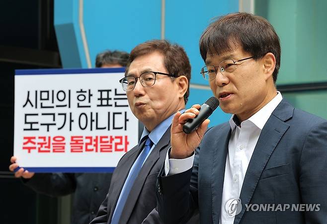 한만중·강신만, 민주진보교육감 단일화 추진위 규탄 기자회견 (서울=연합뉴스) 류영석 기자 = 서울시 교육감 선거 민주진보교육감 단일화 경선 중 탈락한 한만중(왼쪽)·강신만 예비후보가 28일 서울경찰청에서 단일화 과정에서 부정 투표 의혹을 제기하며 단일화 추진위 수사의뢰서 제출 기자회견을 하고 있다. 2026.4.28 ondol@yna.co.kr