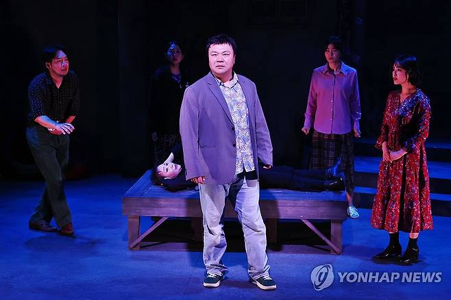 웃음과 매력 넘치는 연극 '마트로시카' (서울=연합뉴스) 진연수 기자 = 배우 태항호가 30일 오후 서울 중구 명보아트홀에서 열린 연극 '마트로시카' 프레스콜에서 주요 장면을 시연하고 있다. 2026.4.30 jin90@yna.co.kr
