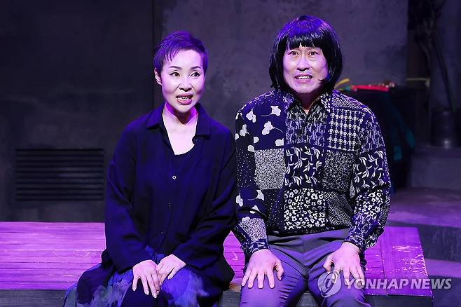 남동진과 한씨들 (서울=연합뉴스) 진연수 기자 = 배우 조희봉과 한혜수가 30일 오후 서울 중구 명보아트홀에서 열린 연극 '마트로시카' 프레스콜에서 주요 장면을 시연하고 있다. 2026.4.30 jin90@yna.co.kr