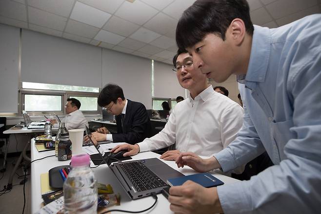 AI 에이전트 업무 혁신 워크숍 류제명 과학기술정보통신부 제2차관이 30일 오후 서울 중구 도원결의 회의실에서 열린 'AI 에이전트와 함께하는 업무 혁신 워크숍' 에서 IT 유튜버 조코딩(조동근)과 함께 바이브코딩 실습을 진행하고 있다. [과학기술정보통신부 제공. 재판매 및 DB 금지]