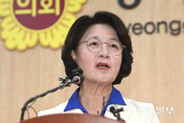 추미애 더불어민주당 경기도지사 후보가 8일 수원시 경기도의회 브리핑룸에서 기자회견을 하고 있다. 2026.4.8 /최은성기자 ces7198@kyeongin.com