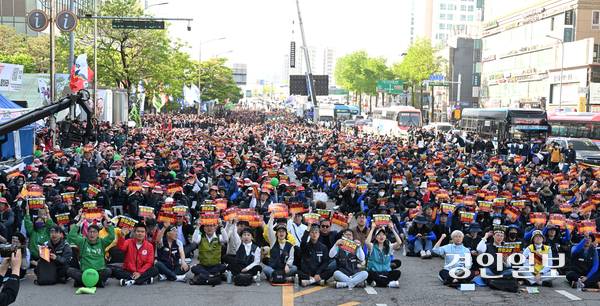 63년 만에 명칭이 바뀌고 법정공휴일이 된 ‘노동절’인 1일 오후 수원역 일대에서 민주노총 경기도본부가 주최한 ‘세계노동절 경기대회’에서 조합원들이 구호를 외치고 있다. 2026.5.1. /임열수기자 pplys@kyeongin.com