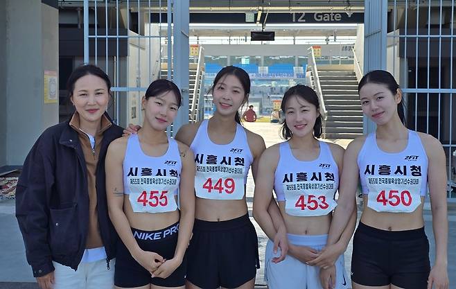 1일 전남 목포종합운동장에서 열린 제55회 전국종별육상경기선수권대회 여자일반부 400m 계주에서 정상에 오른 시흥시청 육상부가 기념사진을 찍고 있다.
