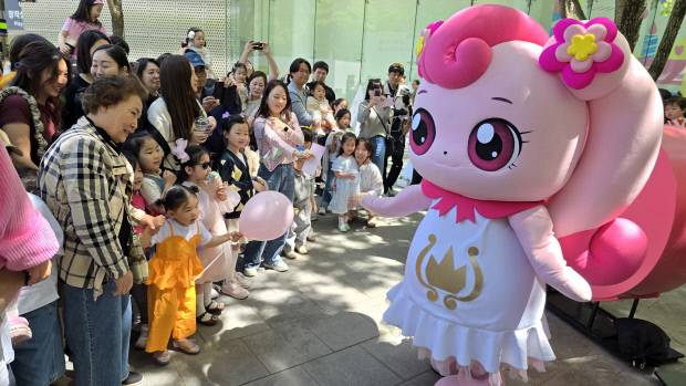 어린이날인 지난해 5월 5일 부모와 함께 나온 어린이들이 광주 동구 국립아시아문화전당 어린이문화원에서 하츄핑 퍼레이드를 보며 활짝웃고 있다. 김양배 기자