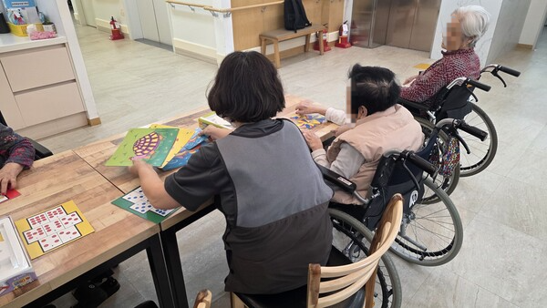 30일 광주광역시 광산구 수완동의 한 요양원에서 요양보호사와 어르신이 함께 퍼즐 놀이를 하고 있다. 황의재 기자
