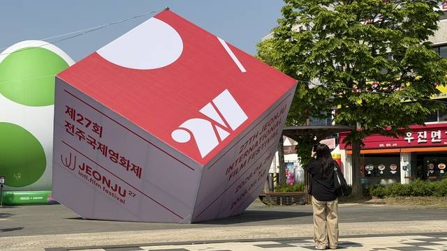 1일 전주오거리광장에 설치된 ‘제27 전주국제영화제’ 구조물을 촬영하는 시만. 전현아 기자.
