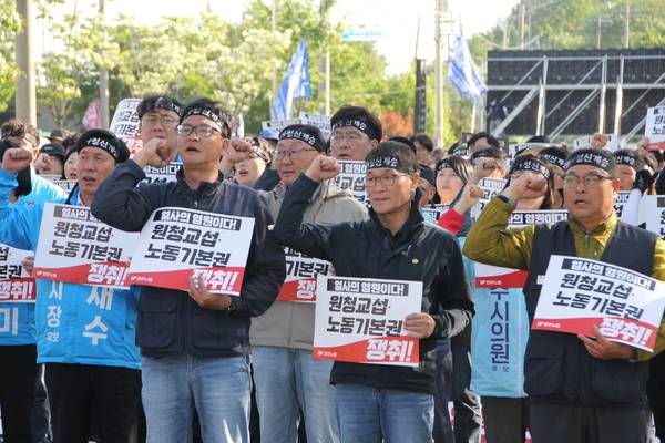 민주노총 경남지역본부가 1일 오후 진주 정촌면 CU진주물류센터 앞에서 '2026 세계 노동절대회 경남대회'를 열고 있다. /정종엽 기자