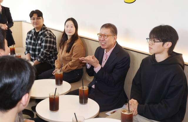 박형준 국민의힘 부산시장 후보가 29일 부산시의회 브리핑룸에서 1호 공약으로 ‘복합소득 청년 1억 자산형성 프로젝트’를 발표하고 인근 카페에서 청년들과 간담회를 하고 있다. 이재찬 기자 chan@