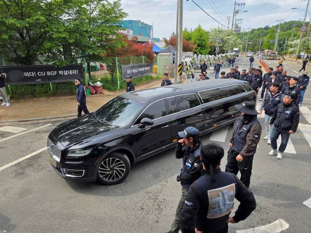 A 씨를 태운 운구차가 순천으로 이동하자 조합원들이 배웅하고 있다. 김현우 기자