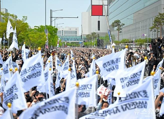 삼성전자 노동조합 공동투쟁본부 조합원들이 23일 오후 경기 평택시 삼성전자 평택캠퍼스 앞에서 4.23 투쟁 결의대회를 진행하고 있다. 사진=이수길 기자