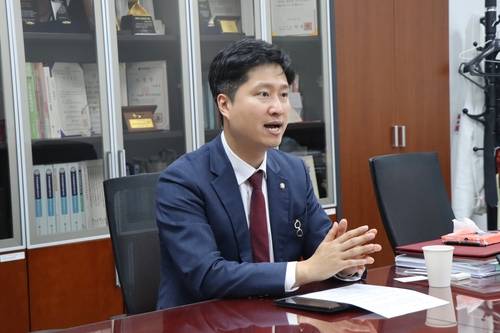 국민의힘 우재준 청년최고위원국민의힘 우재준 청년최고위원이 국회 의원회관에서 연합인포맥스와 인터뷰를 하고 있는 모습.[우재준 의원실 제공, 재판매 및 DB 금지]