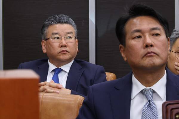 김태효&nbsp;전 국가안보실 1차장과 유병호 감사원 감사위원이 21일 국회 '윤석열 정권 정치검찰 조작기소 의혹 사건 진상규명 국정조사특별위원회'에서 열린 서해 공무원 피격·통계조작·윤석열 명예훼손 허위보도 조작기소 의혹 사건에 대한 청문회에서 증인 선서를 마친 뒤 자리에 앉아 지켜보고 있다. 2026.4.21 국회사진기자단 연합뉴스