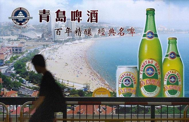 홍콩 거리의 칭다오맥주 광고판. 칭다오맥주는 상하이 A주와 홍콩 H주에서 동시에 거래되는 대표적인 중국 소비재 기업 중 하나다. (사진=AFP)