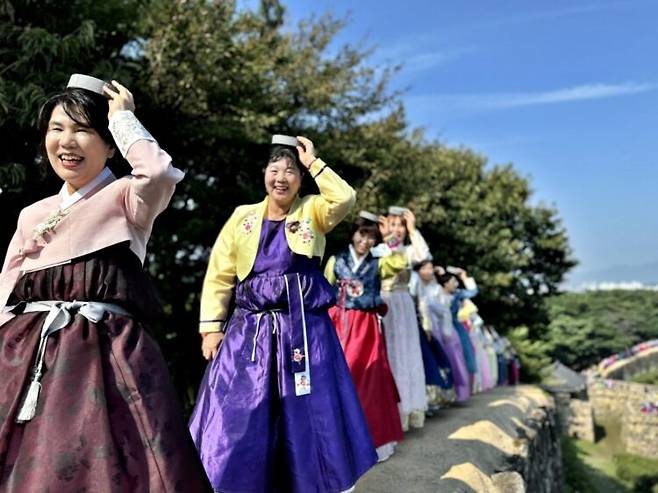 머리에 돌을 이고 성곽길을 걸으며 소원을 비는 '답성놀이' 모습. 사진=고창군