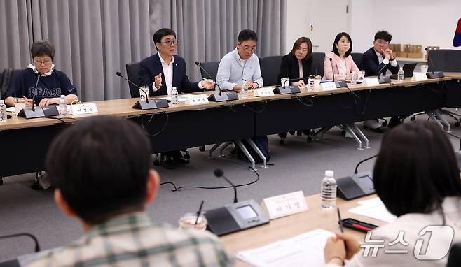 이정은 전국동네책방네트워크 사무국장은 "동네책방은 납품 전문업체가 아니라 지역 독서생태계를 함께 만드는 구성원"이라며, "도서관과 연계 프로그램, 큐레이션, 포인트제 등을 통해 상생 구조를 만들 수 있다"고 말했다.